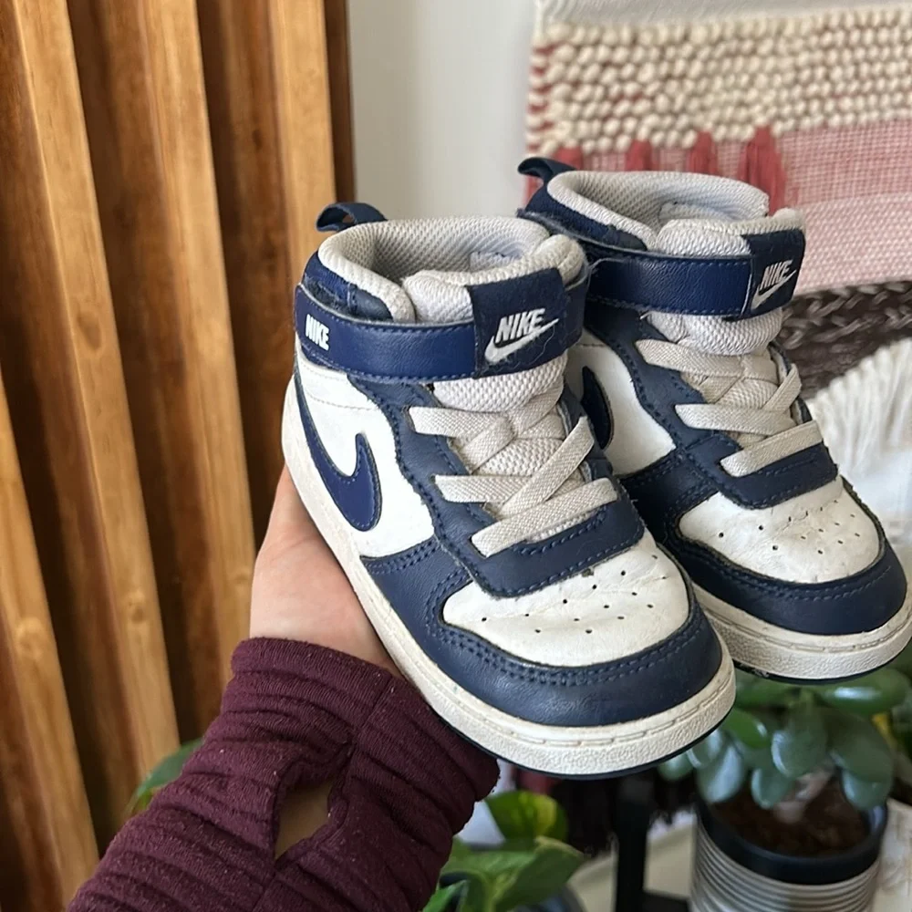 Nike Boy Court Borough Mid 2 Sneakers. 7.5C